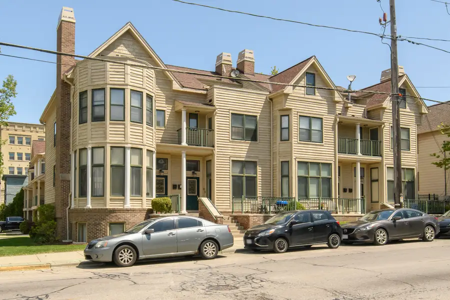 902 E Brady St, Milwaukee, WI 53202 - #3