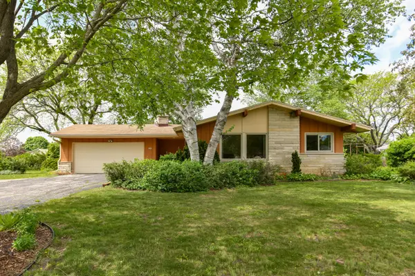 4585 S Harland Dr, New Berlin, WI 53151