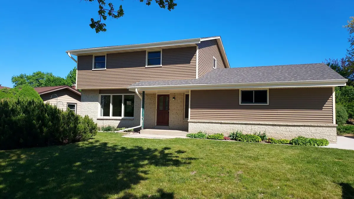 8030 S Waring Dr, Oak Creek, WI 53154 - #1