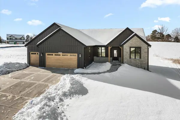 W209N5699 Turnberry Ln, Menomonee Falls, WI 53052