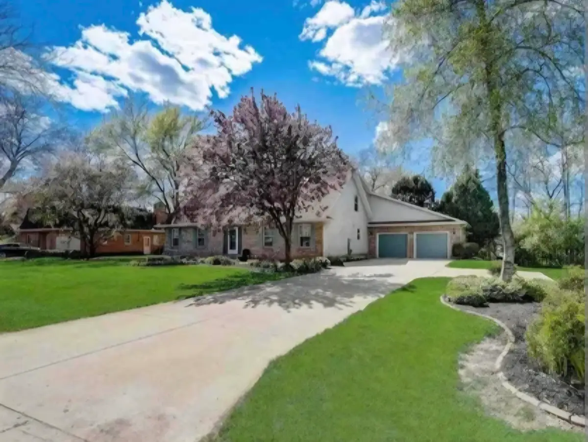 904 Lake Shore Dr, Beaver Dam, WI 53916 - #1