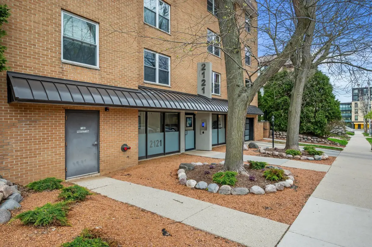 2121 N Cambridge Ave, Milwaukee, WI 53202 - #1