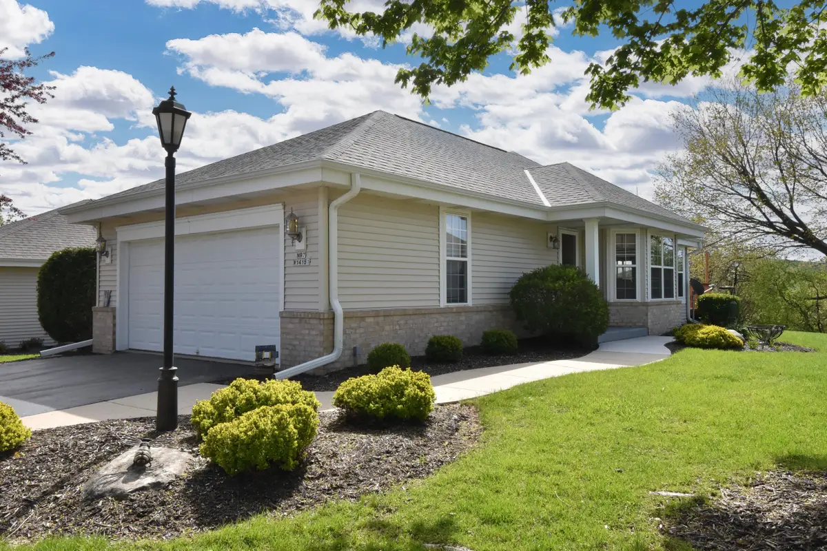 N97W14151 Knollcrest Cir, Germantown, WI 53022 - #1