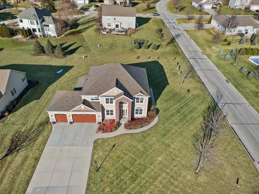 N42W22770 Beacon Ct, Pewaukee, WI 53072 - #2