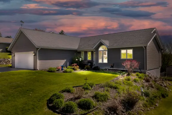 1801 Erin Ln, Waukesha, WI 53188