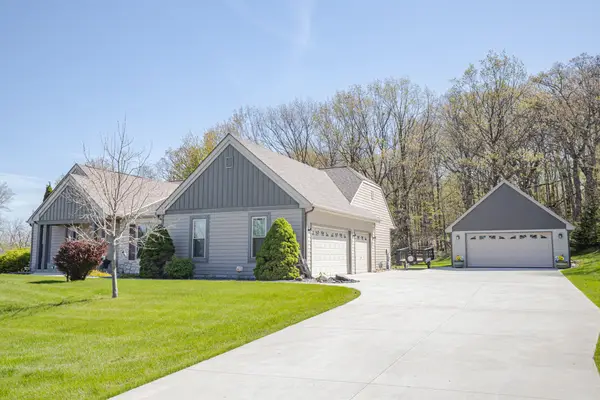 20805 W Windsor Dr, New Berlin, WI 53146