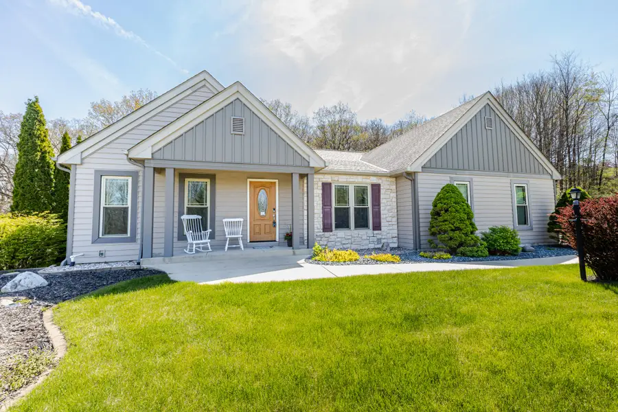 20805 W Windsor Dr, New Berlin, WI 53146 - #2