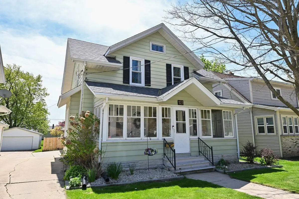 121 W Washington Ave, Hartford, WI 53027 - #1