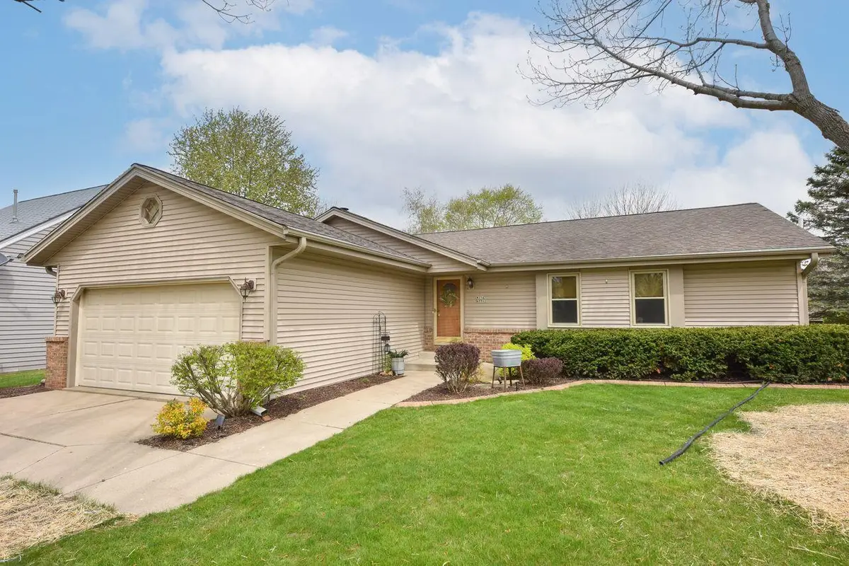 W154N7712 Pheasant Ln, Menomonee Falls, WI 53051 - #1