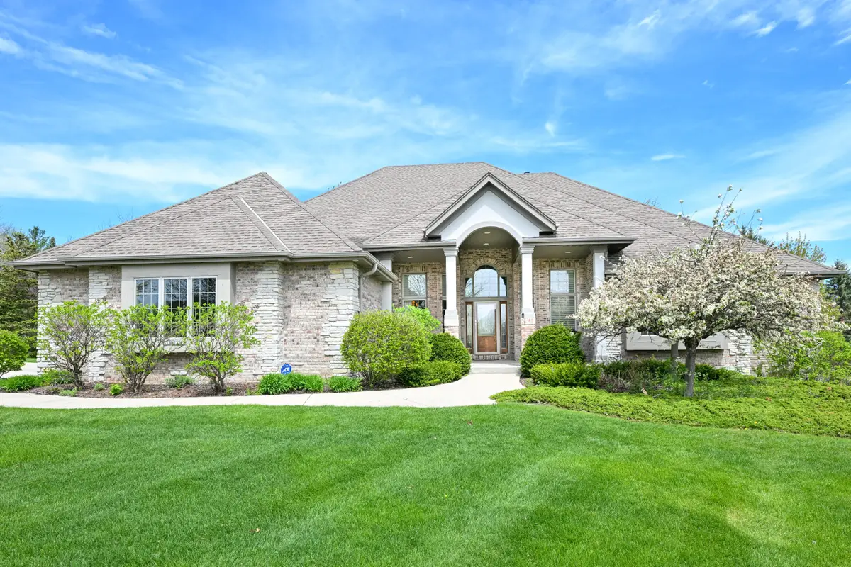N52W21298 Golfview Ct, Menomonee Falls, WI 53051 - #1