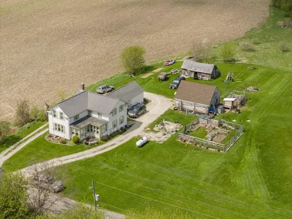 2830 Shady Lane Rd, Saukville, WI 53080