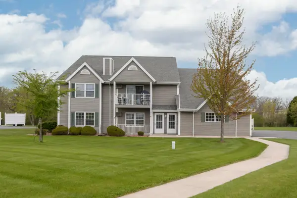 214 Minz Park Cir, West Bend, WI 53095