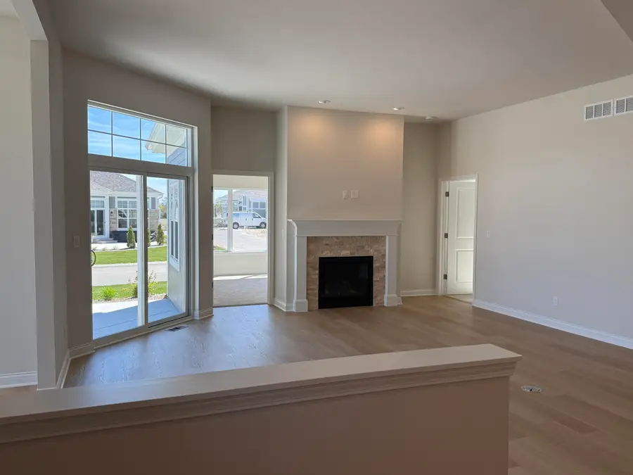 877 S Verona Cir, Grafton, WI 53024 - #3