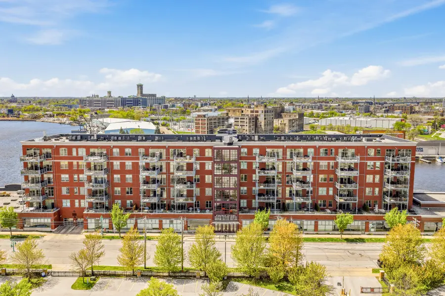 601 E Erie St, Milwaukee, WI 53202 - #3