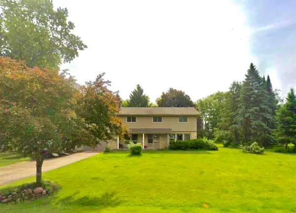 W360N7532 Thomas Dr, Lac La Belle, WI 53066