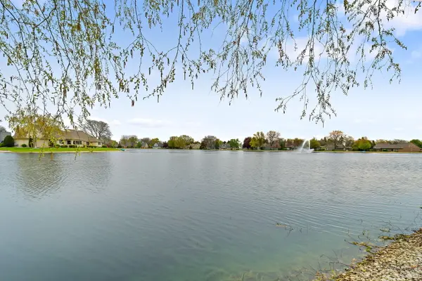 2314 W Dickinson Ct, Mequon, WI 53092
