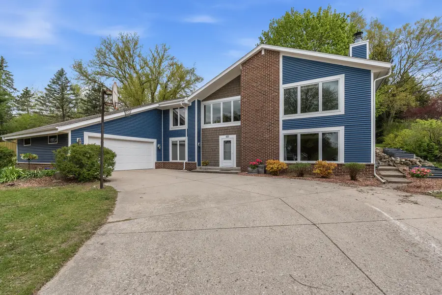 820 Crestwood Dr, Waukesha, WI 53188 - #2