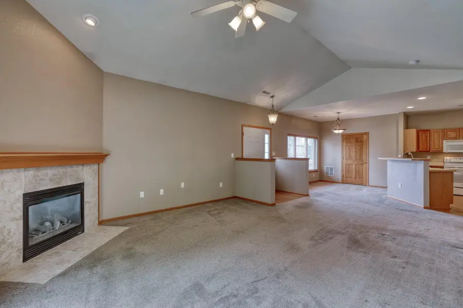 1048 Quinlan Dr, Pewaukee, WI 53072 - #2