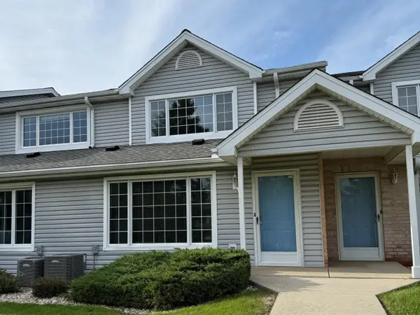 10320 W Whitnall Edge Cir, Franklin, WI 53132
