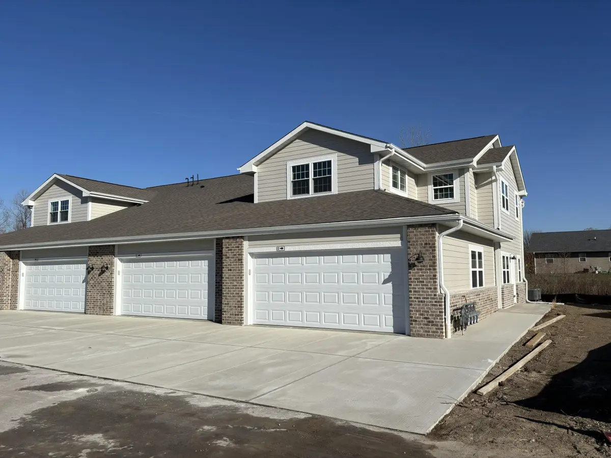 465 Hillary Cir, Johnson Creek, WI 53038 - #1