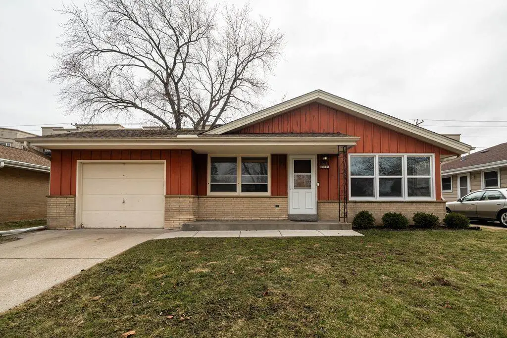 10915 W Harvard Ln, Wauwatosa, WI 53226 - #1