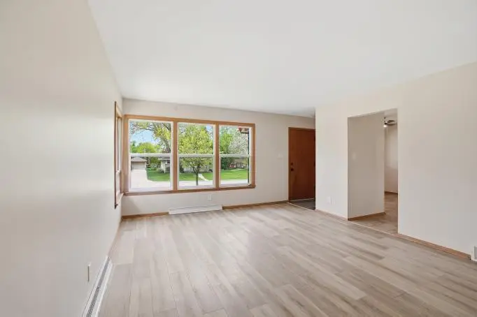 10915 W Harvard Ln, Wauwatosa, WI 53226 - #2