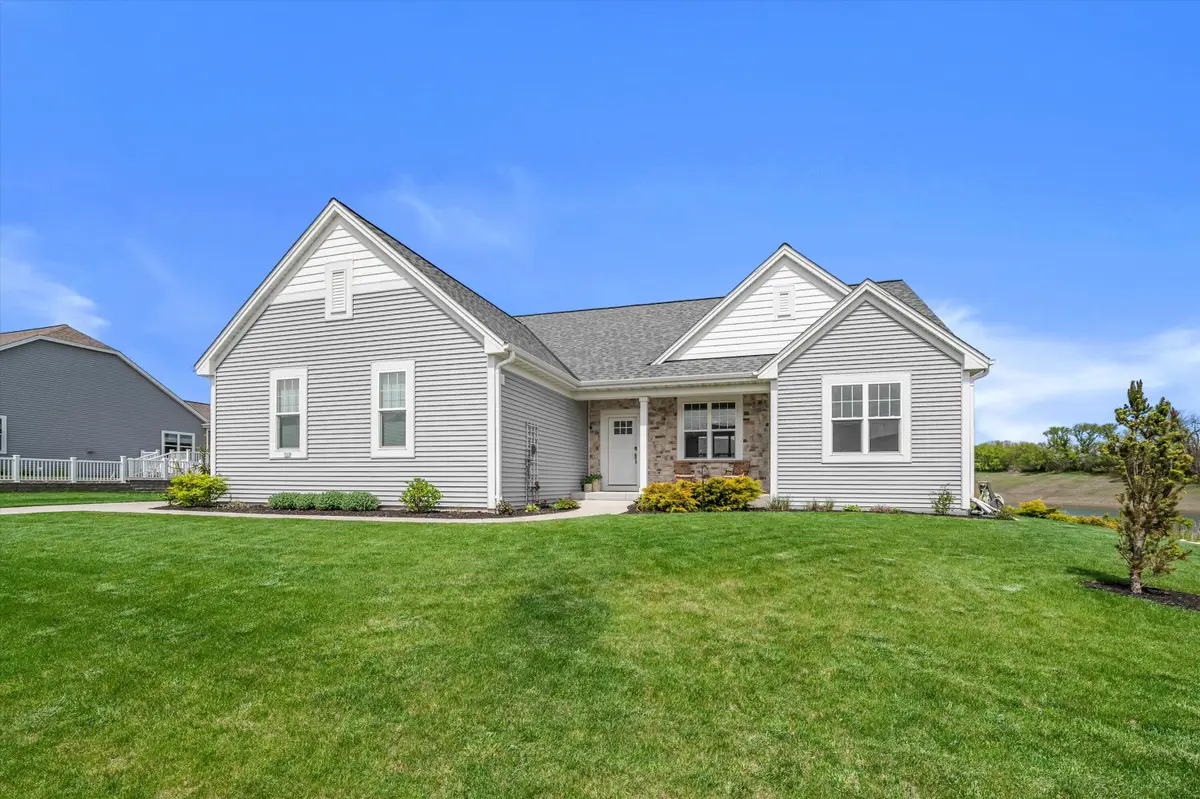 723 Autumn Ridge Ln, Hartford, WI 53027 - #1