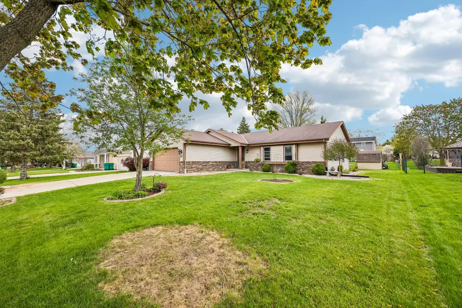 W163N10528 Ridgeview Ln, Germantown, WI 53022 - #2