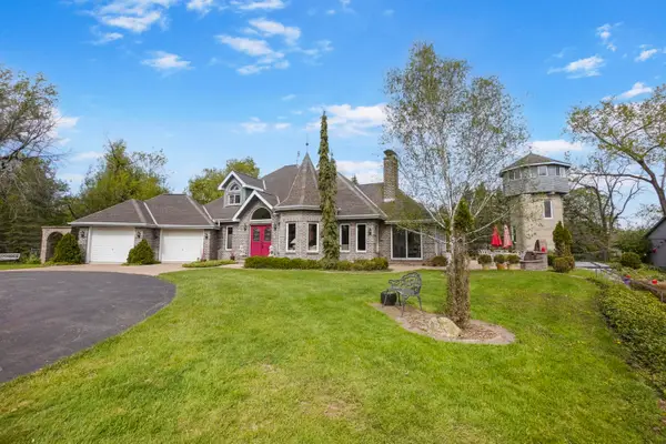 N61W38100 Blackhawk Dr, Oconomowoc, WI 53066