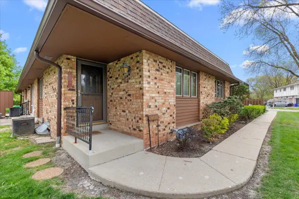 17694 Nassau Dr, Brookfield, WI 53045