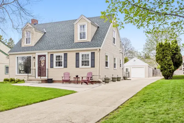 8314 N Regent Rd, Fox Point, WI 53217