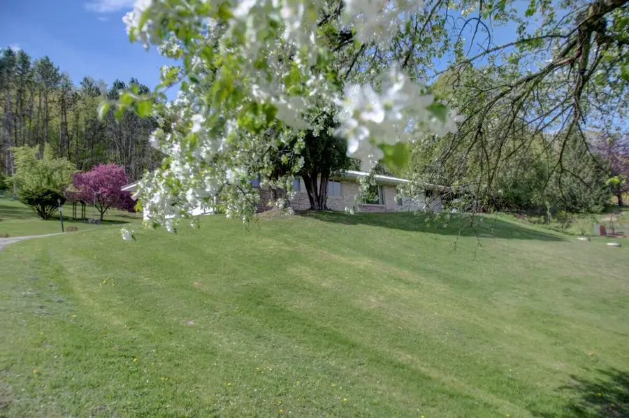 W601 Hillview Dr, Bergen, WI 54658 - #3