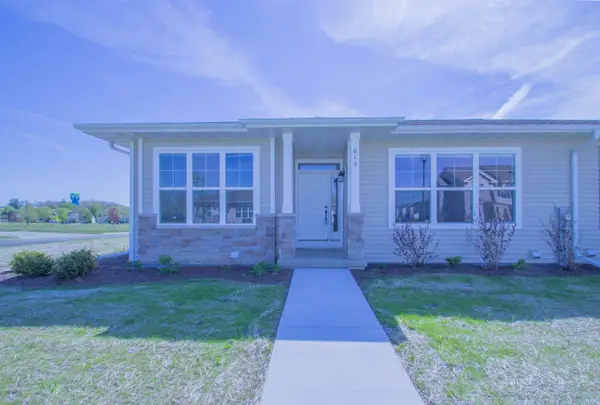 613 Hunter Oaks Blvd, Watertown, WI 53094