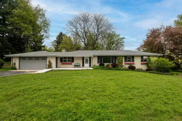 N3W27282 Arrowhead Trl, Pewaukee, WI 53188