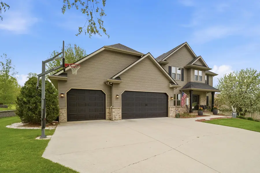 412 Ledgewood Dr, Fond Du Lac, WI 54937 - #3