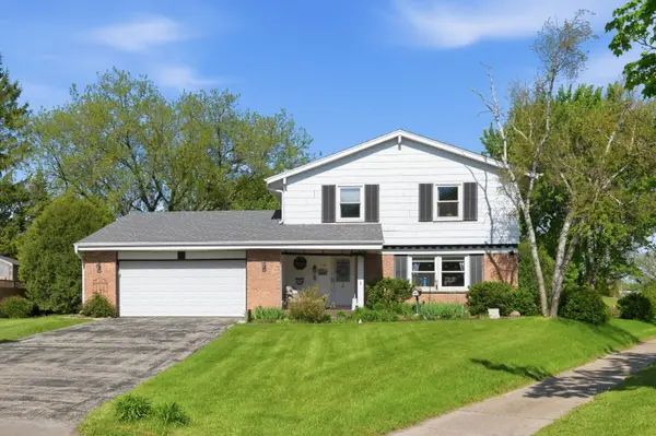 1180 Dorchester Dr, Oconomowoc, WI 53066