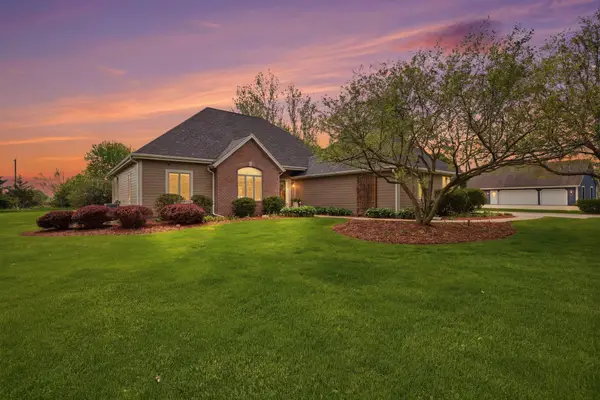 W280N8120 Black Diamond Ct, Merton, WI 53029