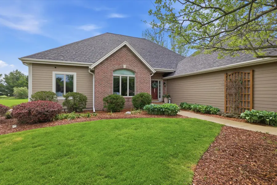 W280N8120 Black Diamond Ct, Merton, WI 53029 - #2