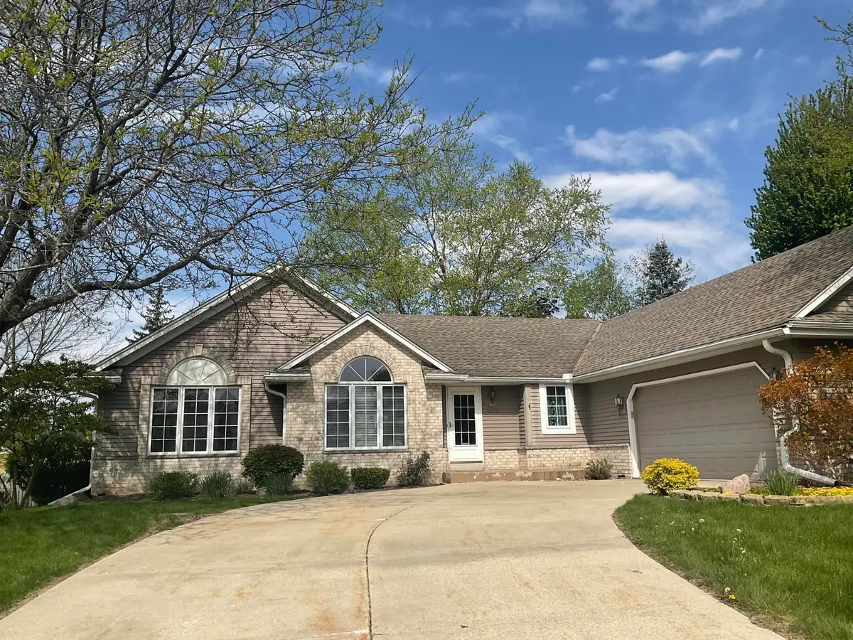 2400 Judith Ln, Waukesha, WI 53188 - #1
