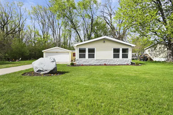 W9370 Burr Ln, Oakland, WI 53523