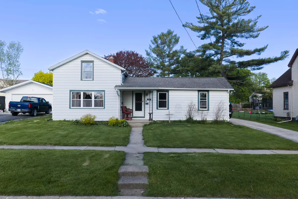 209 S Warren St, Watertown, WI 53094 - #1