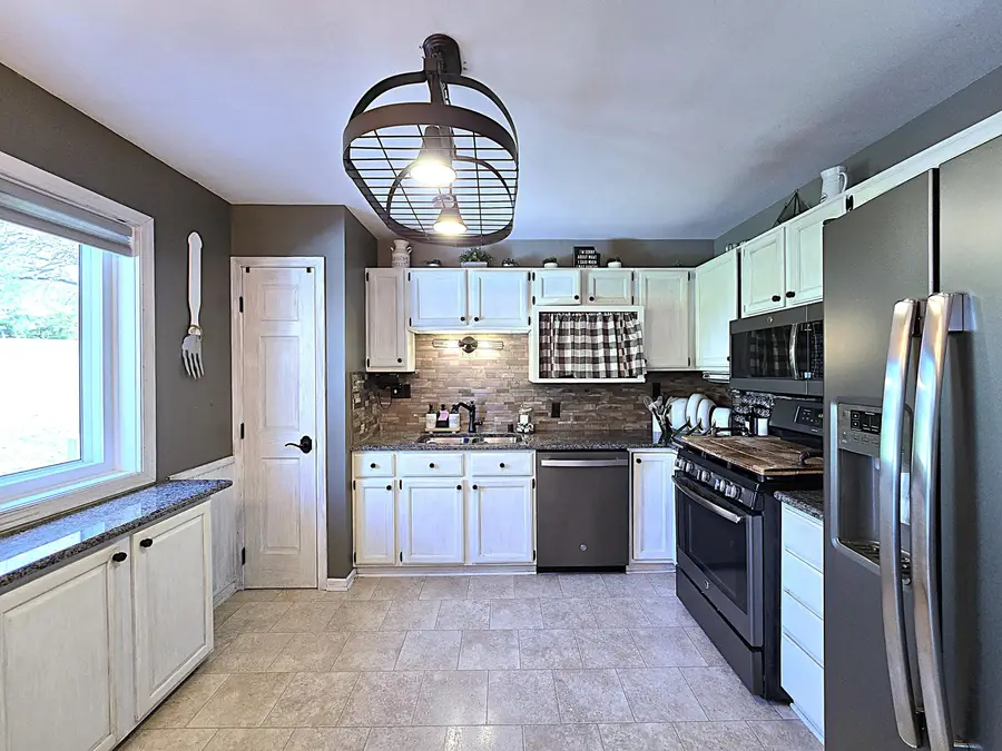478 Park Ave, Burlington, WI 53105 - #3