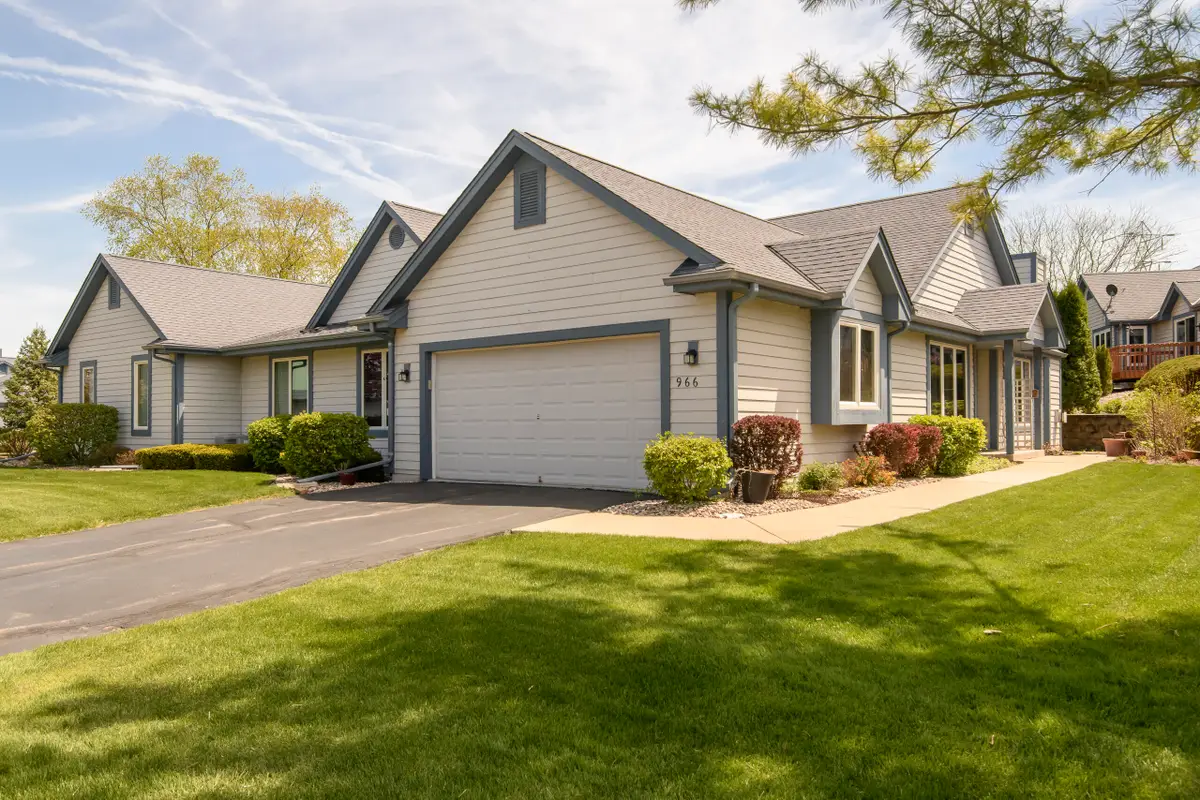 966 Bay View Cir, Mukwonago, WI 53149 - #1