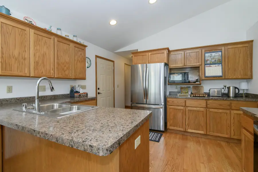 966 Bay View Cir, Mukwonago, WI 53149 - #2