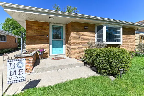 4131 N 93rd St, Wauwatosa, WI 53222