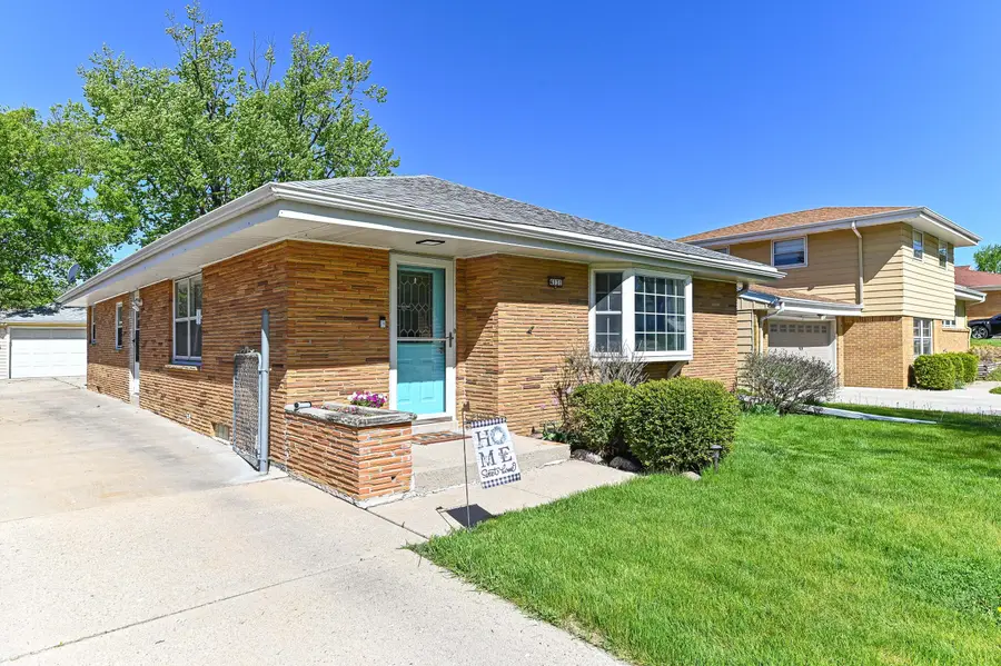 4131 N 93rd St, Wauwatosa, WI 53222 - #2