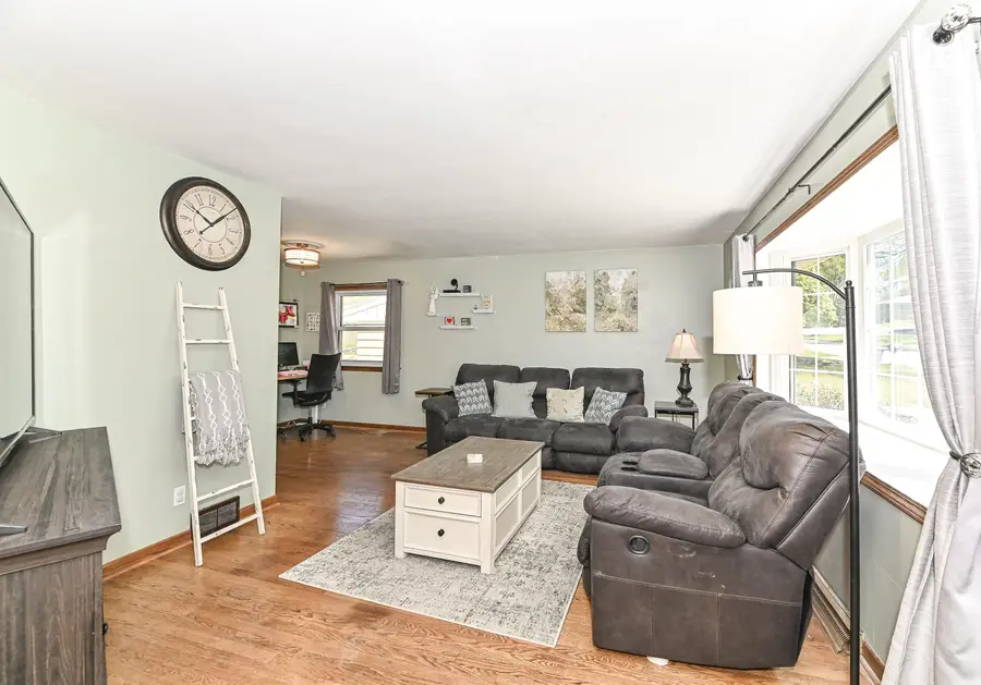 4131 N 93rd St, Wauwatosa, WI 53222 - #3