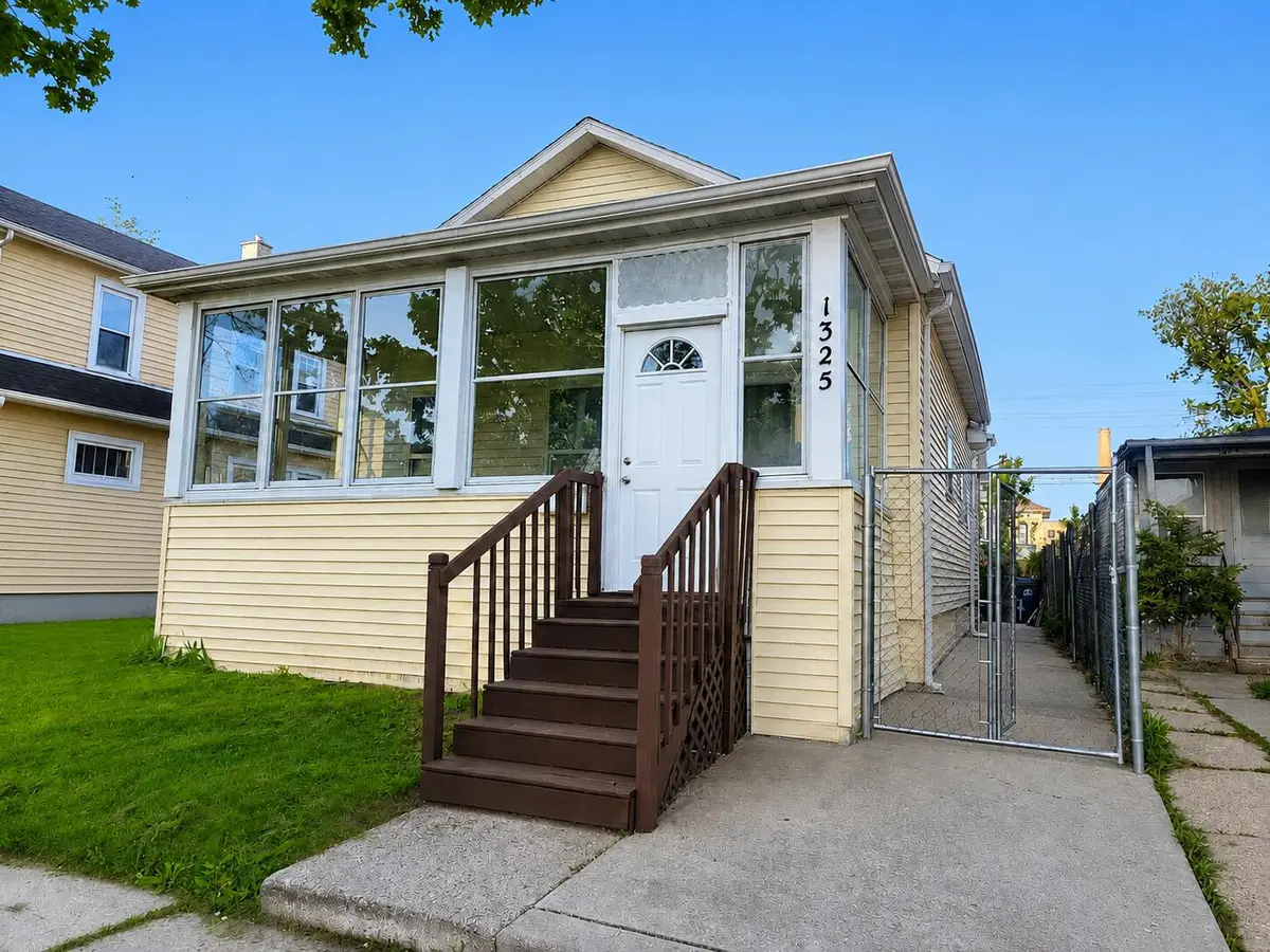 1325 Villa St, Racine, WI 53403 - #1