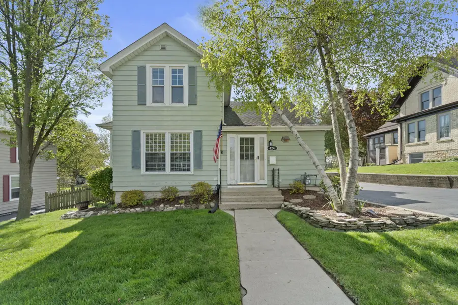 424 James St, Burlington, WI 53105 - #2