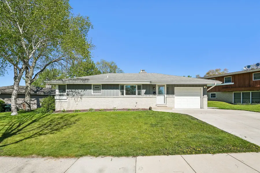 5544 Oakwood St, Greendale, WI 53129 - #2